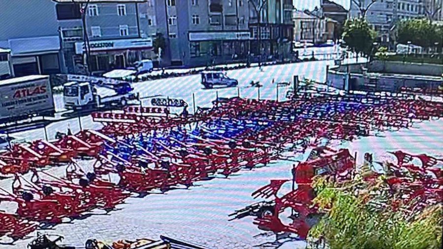 Karaman’da 1’i Ağır 2 Kişinin Yaralandığı Kaza Kamerada