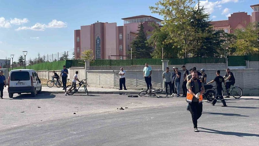 Karaman’da 1’i Ağır 2 Kişinin Yaralandığı Kaza Kamerada