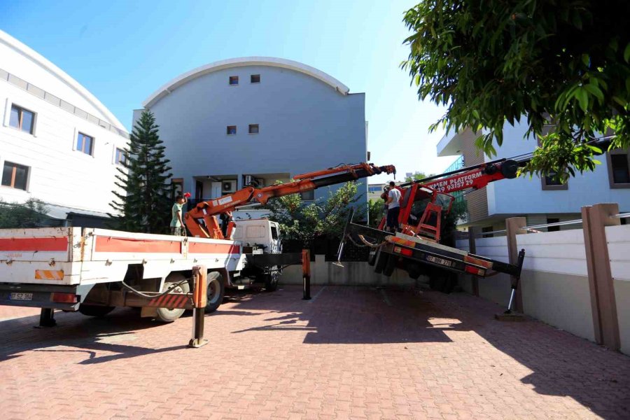 Ağaç Budanması İçin Kiralanan Vinç Yan Yattı