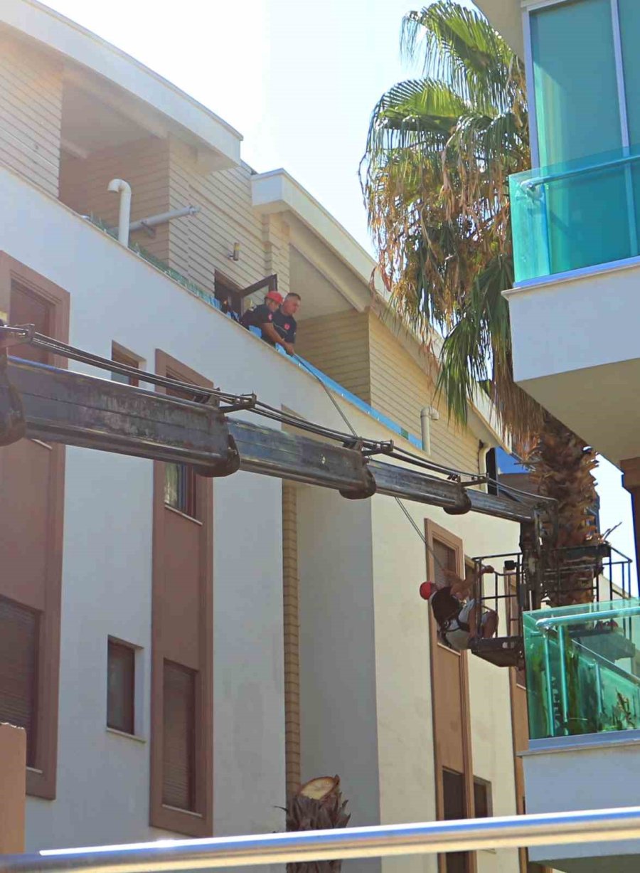 Ağaç Budanması İçin Kiralanan Vinç Yan Yattı