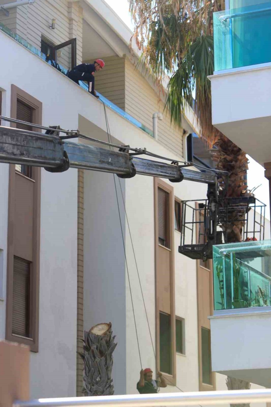 Ağaç Budanması İçin Kiralanan Vinç Yan Yattı