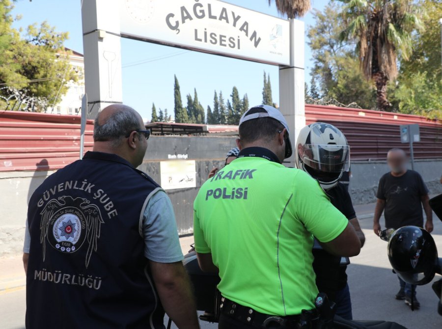 Polisten Okul Çevreleri Ve Servis Araçlarında Sıkı Denetim