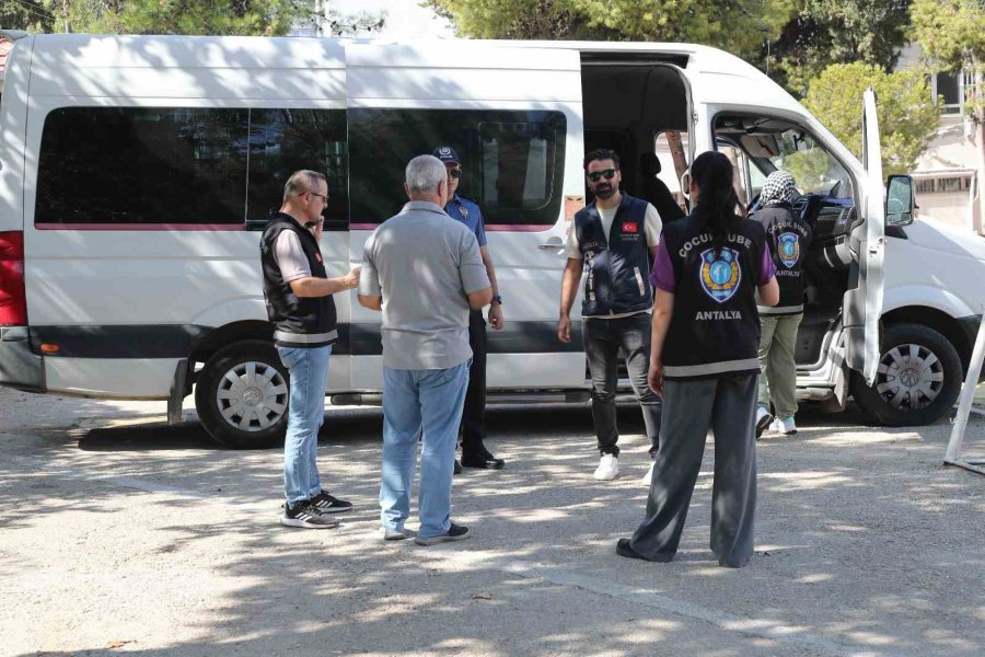 Polisten Okul Çevreleri Ve Servis Araçlarında Sıkı Denetim