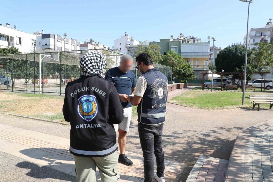 Polisten Okul Çevreleri Ve Servis Araçlarında Sıkı Denetim