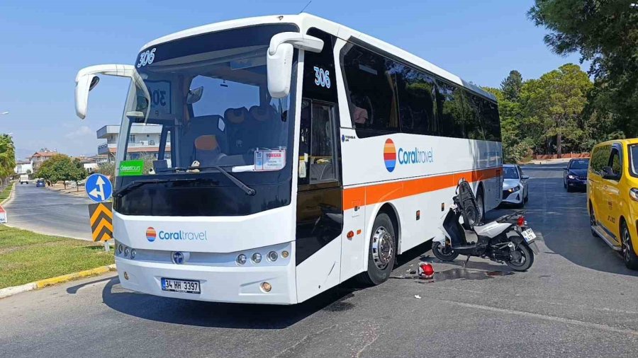 Kazada Yaralanan Ukraynalı Turist, Hastanede Para Alınabileceğini Duyunca Yaralı Oğluyla Birlikte Ambulanstan İndi
