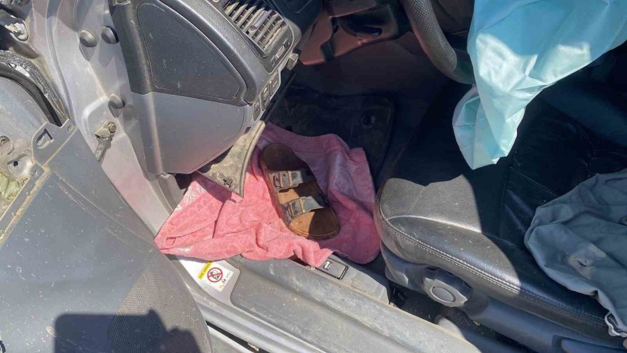 Antalya’da Otomobil Trafoya Ve Otobüs Durağına Çarptı: 1 Yaralı