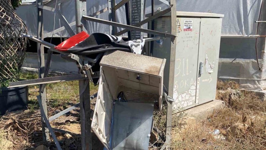 Antalya’da Otomobil Trafoya Ve Otobüs Durağına Çarptı: 1 Yaralı