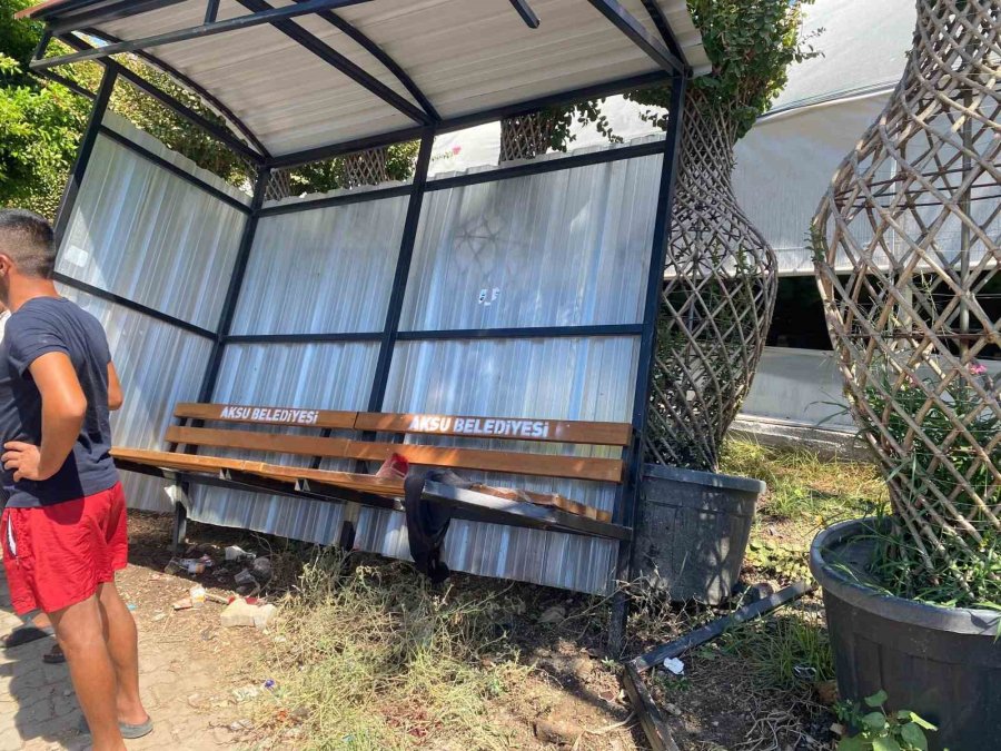 Antalya’da Otomobil Trafoya Ve Otobüs Durağına Çarptı: 1 Yaralı