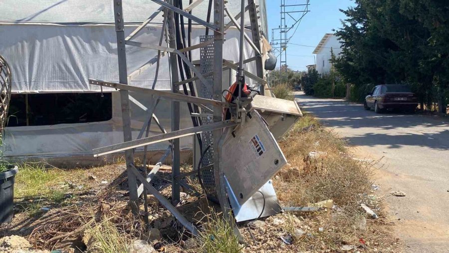 Antalya’da Otomobil Trafoya Ve Otobüs Durağına Çarptı: 1 Yaralı