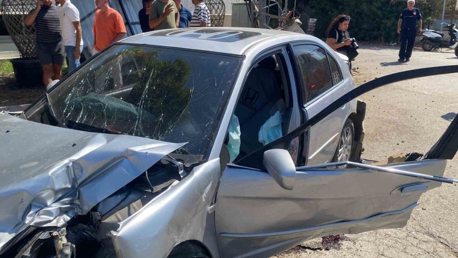 Antalya’da Otomobil Trafoya Ve Otobüs Durağına Çarptı: 1 Yaralı