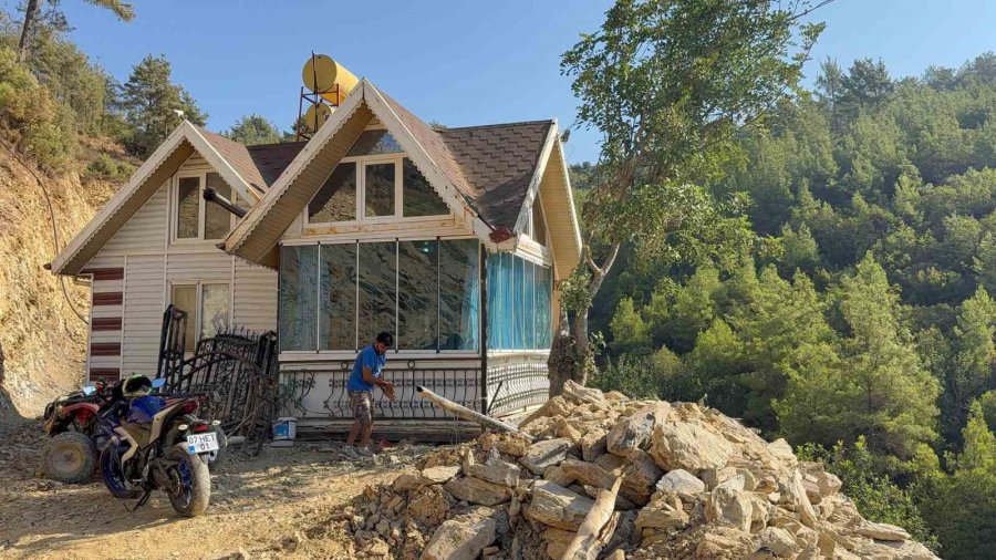 Yıkım Kararı Çıkan Evini 150 Metre Taşıyıp Tapulu Arazisine Yerleştirdi