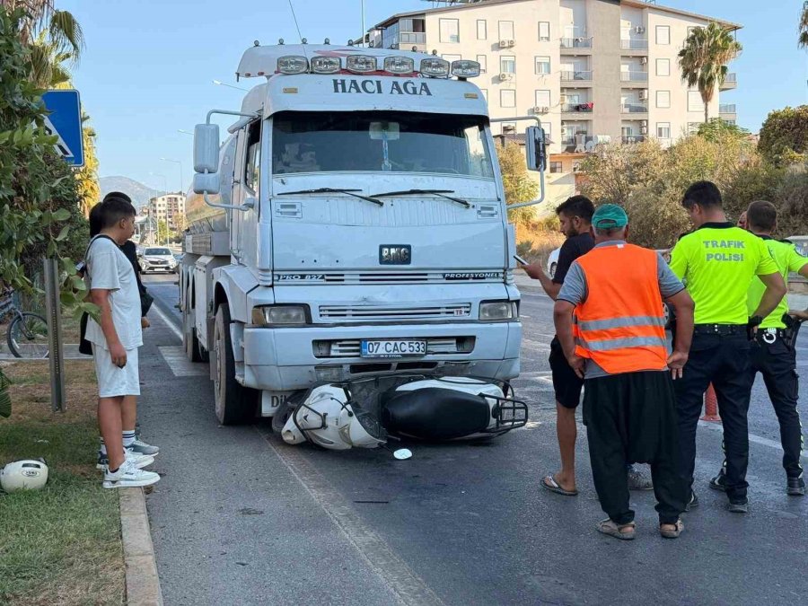 Gazipaşa’da Tanker İle Motosiklet Çarpıştı: Anne Ve 2 Çocuğu Yaralandı