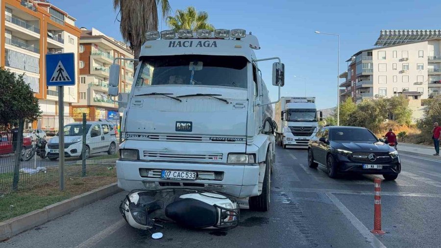 Gazipaşa’da Tanker İle Motosiklet Çarpıştı: Anne Ve 2 Çocuğu Yaralandı