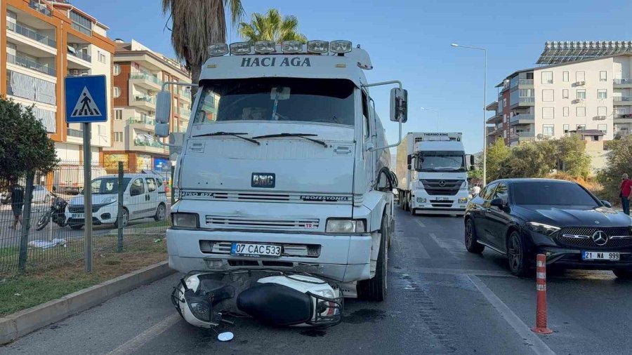 Gazipaşa’da Tanker İle Motosiklet Çarpıştı: Anne Ve 2 Çocuğu Yaralandı