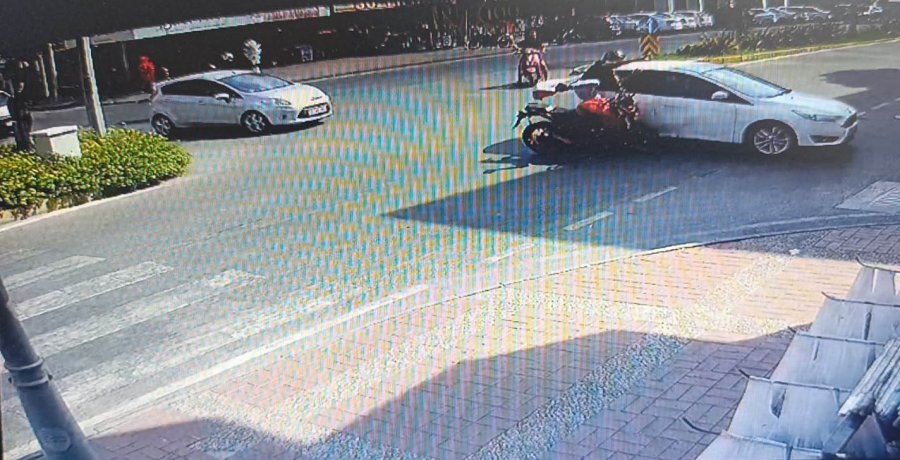 Antalya’da Aynı Kavşakta 5 Dakika Arayla İki Motosiklet Kazası Kamerada