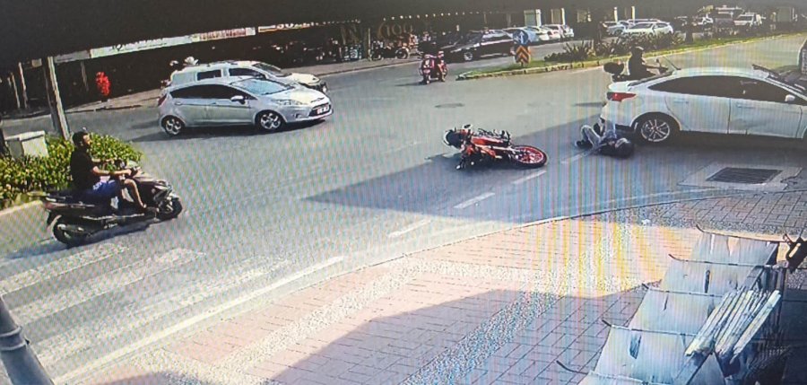 Antalya’da Aynı Kavşakta 5 Dakika Arayla İki Motosiklet Kazası Kamerada