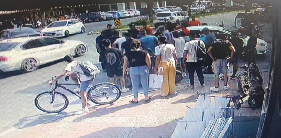 Antalya’da Aynı Kavşakta 5 Dakika Arayla İki Motosiklet Kazası Kamerada