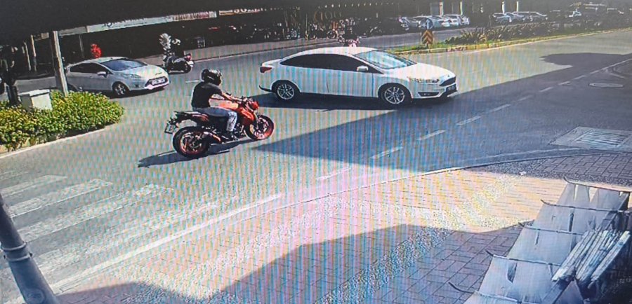 Antalya’da Aynı Kavşakta 5 Dakika Arayla İki Motosiklet Kazası Kamerada