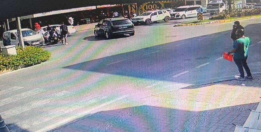 Antalya’da Aynı Kavşakta 5 Dakika Arayla İki Motosiklet Kazası Kamerada