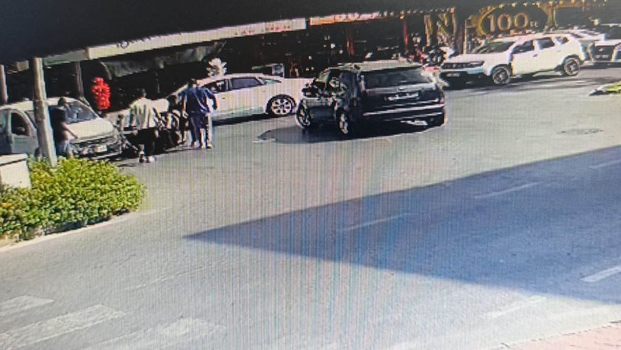 Antalya’da Aynı Kavşakta 5 Dakika Arayla İki Motosiklet Kazası Kamerada