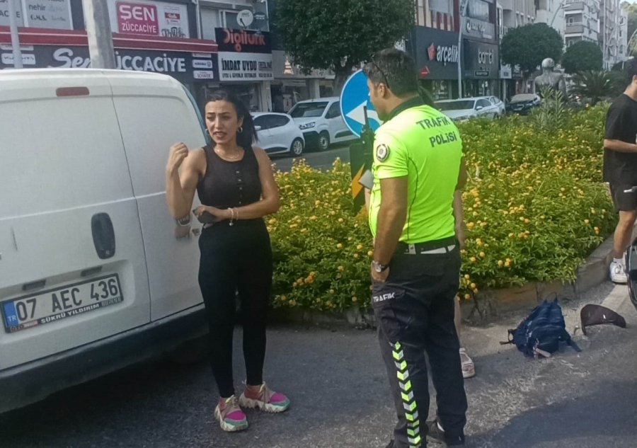 Antalya’da Aynı Kavşakta 5 Dakika Arayla İki Motosiklet Kazası Kamerada