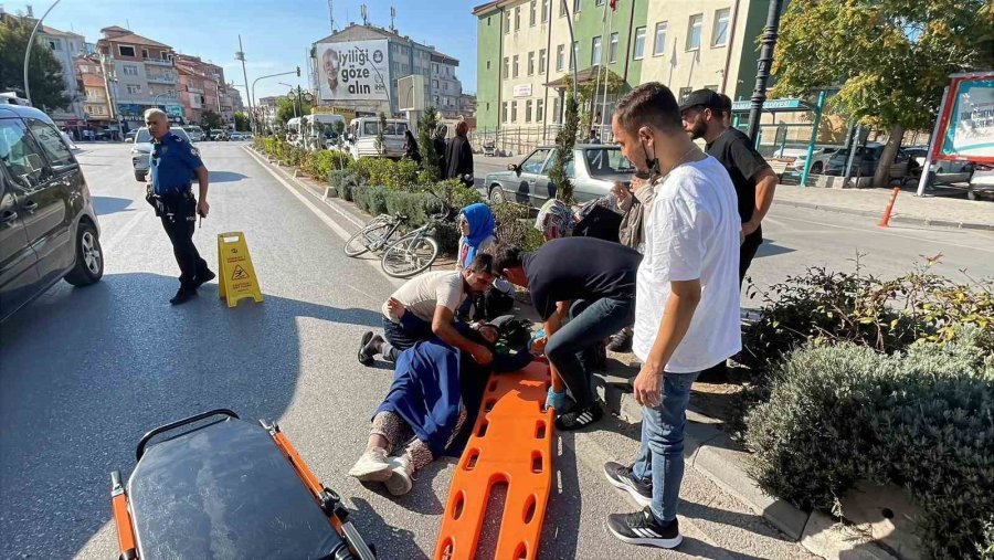 Yolun Karşı Tarafına Geçmeye Çalışan Kadına Motosiklet Çarptı: 2 Yaralı