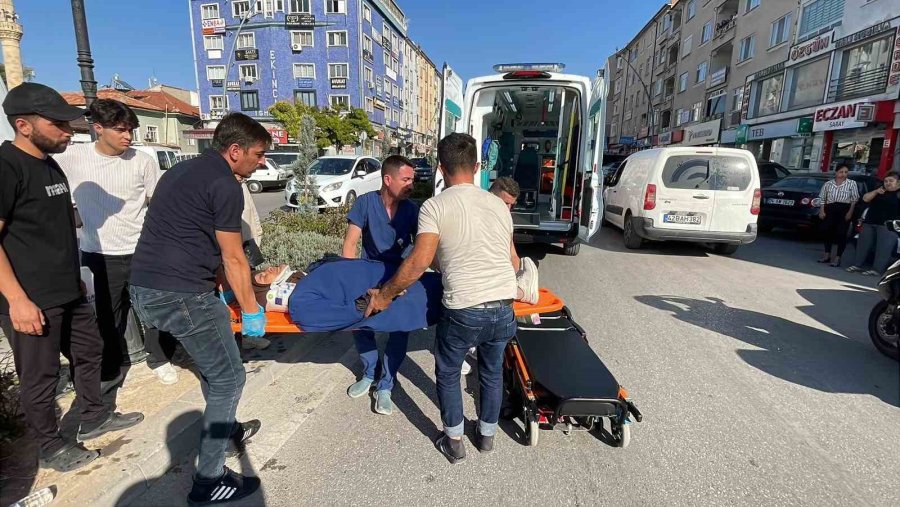 Yolun Karşı Tarafına Geçmeye Çalışan Kadına Motosiklet Çarptı: 2 Yaralı