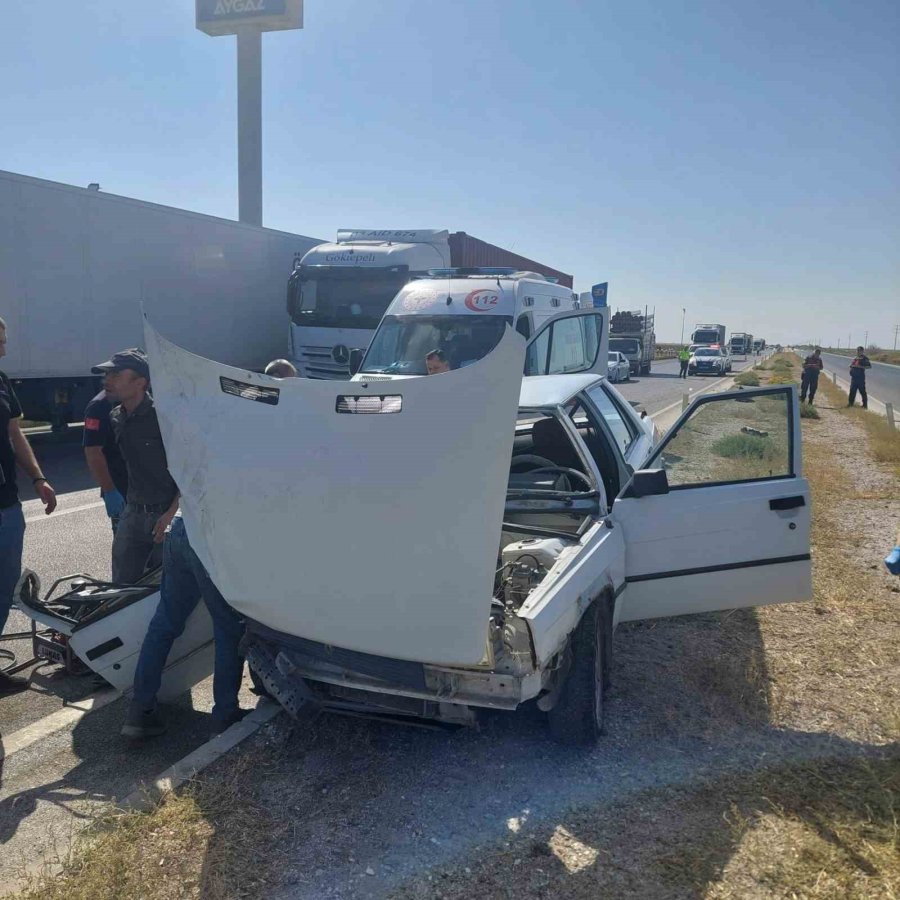 Otomobil Tıra Çarptı: 2 Yaralı