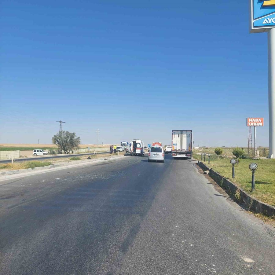 Otomobil Tıra Çarptı: 2 Yaralı