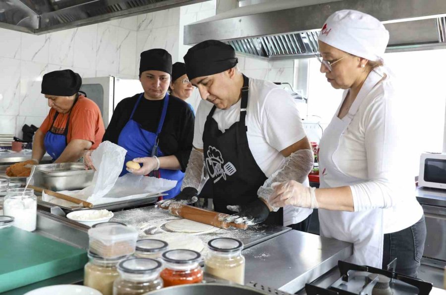 Mersin’de Mercek’ten Ücretsiz ‘aşçı Çırağı Kursu’ Desteği