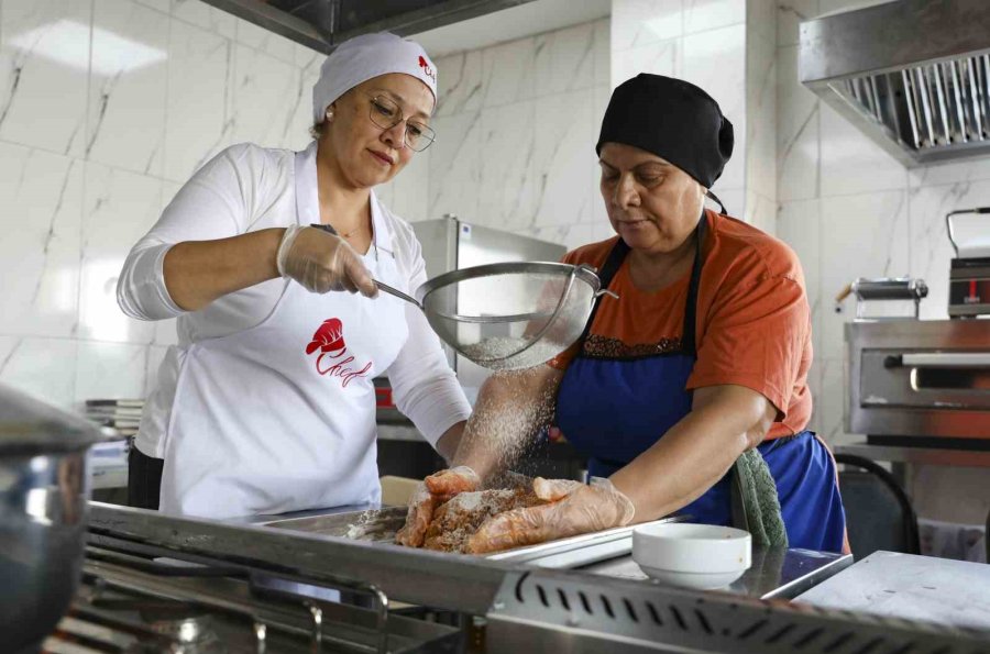 Mersin’de Mercek’ten Ücretsiz ‘aşçı Çırağı Kursu’ Desteği