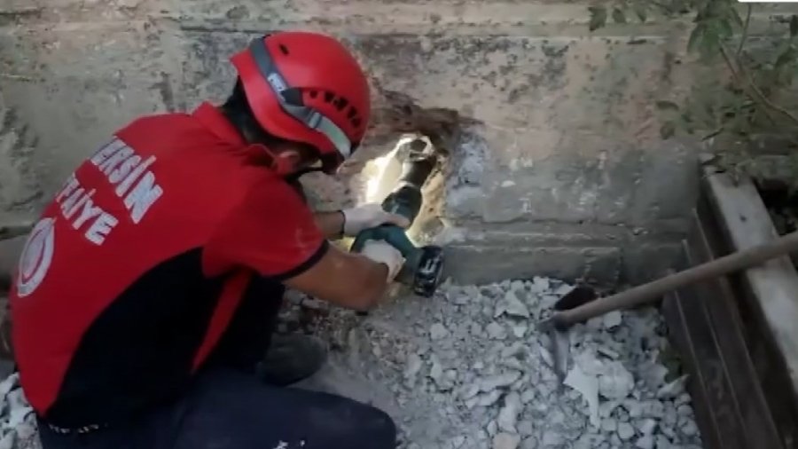 Beton Blok Arasında Sıkışan Yavru Kediyi İtfaiye Ekipleri Kurtardı