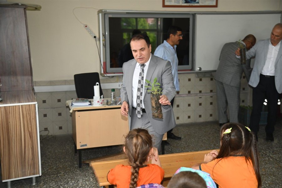 Öğrencilere Fidan Hediye Edildi
