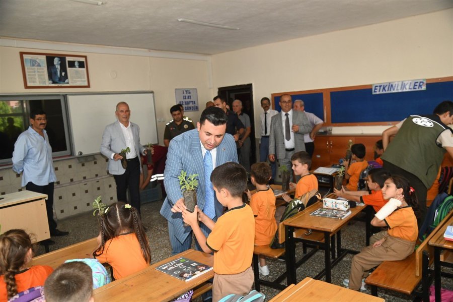 Öğrencilere Fidan Hediye Edildi