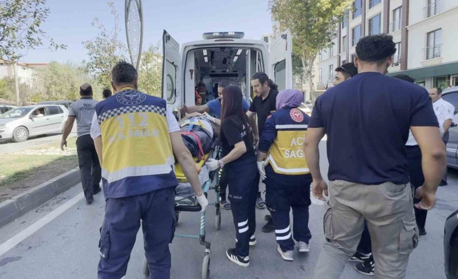 Emekli Maaşını Çekti, Yolun Karşısına Geçerken Otomobil Çarpıp Kaçtı