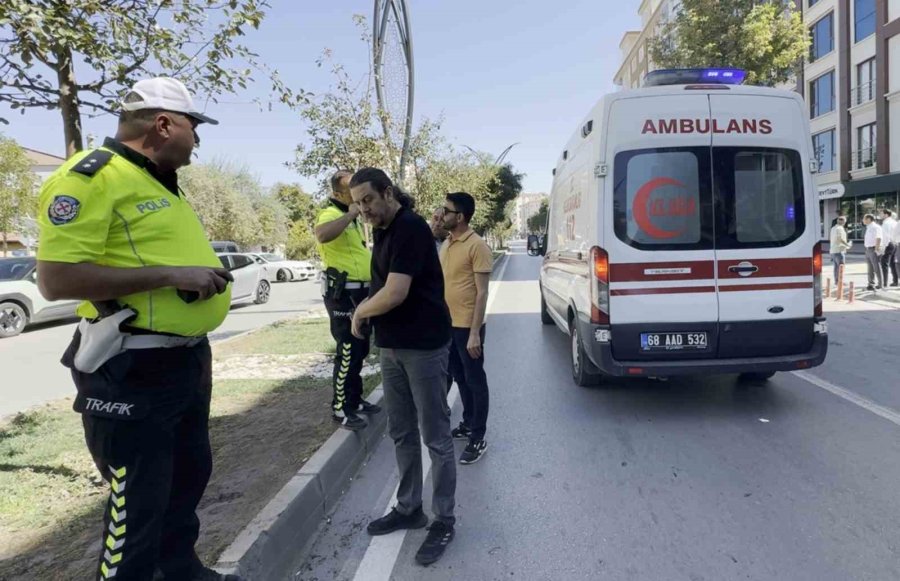 Emekli Maaşını Çekti, Yolun Karşısına Geçerken Otomobil Çarpıp Kaçtı