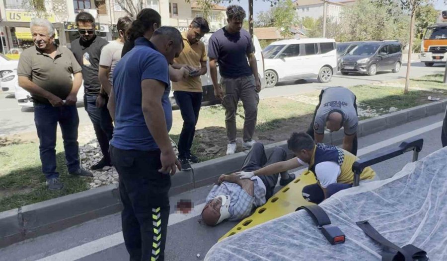 Emekli Maaşını Çekti, Yolun Karşısına Geçerken Otomobil Çarpıp Kaçtı