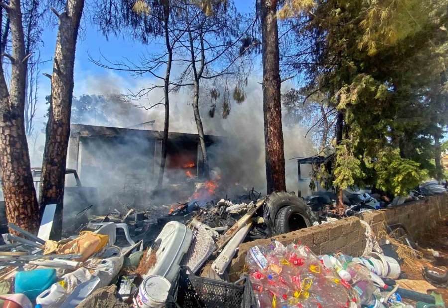Antalya’da Yaşlı Kadını Sinir Krizine Sokan Yangın