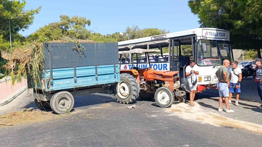 Safari İçin Yolcu Toplayan Otobüs İle Otelden Çıkan Traktör Çarpıştı: 1’i Turist 2 Yaralı