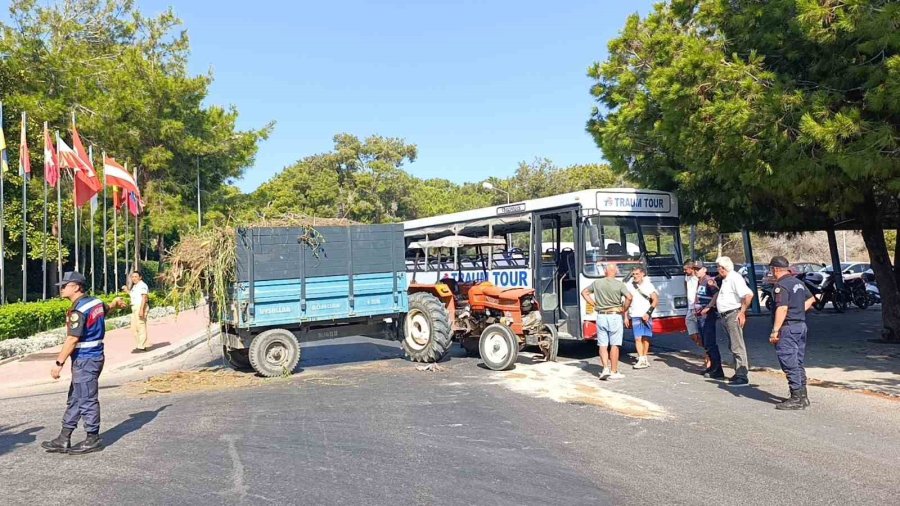 Safari İçin Yolcu Toplayan Otobüs İle Otelden Çıkan Traktör Çarpıştı: 1’i Turist 2 Yaralı