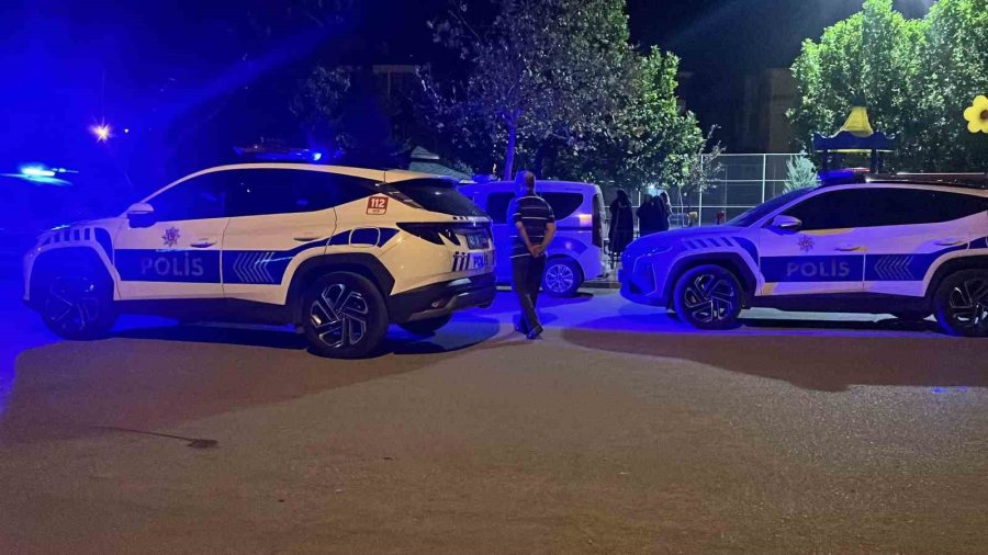 Parkta Üvey Babasını Bıçakladı