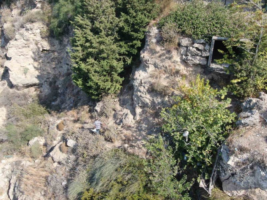 Denize Sıfır Sarp Kayalıklarda Ot Topluyor, Gören İtfaiyeyi Arıyor