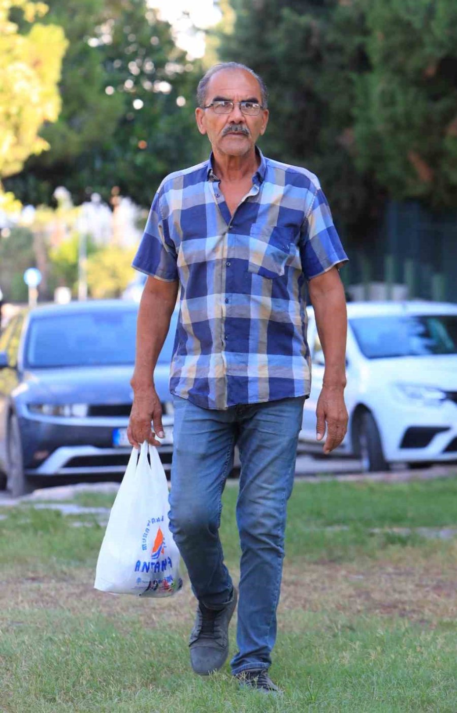 Denize Sıfır Sarp Kayalıklarda Ot Topluyor, Gören İtfaiyeyi Arıyor