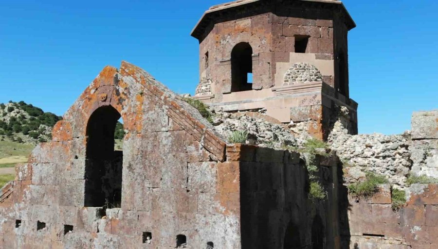 Aziz Gregorius’a İthafen Yaptırılan Bin 500 Yıllık Kızıl Kilise Ziyaretçilerini Ağırlıyor