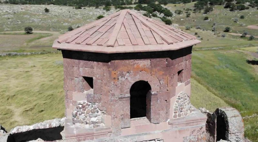 Aziz Gregorius’a İthafen Yaptırılan Bin 500 Yıllık Kızıl Kilise Ziyaretçilerini Ağırlıyor