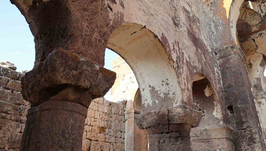 Aziz Gregorius’a İthafen Yaptırılan Bin 500 Yıllık Kızıl Kilise Ziyaretçilerini Ağırlıyor