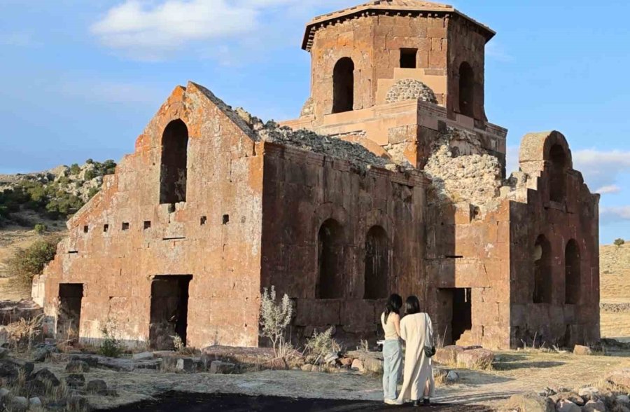 Aziz Gregorius’a İthafen Yaptırılan Bin 500 Yıllık Kızıl Kilise Ziyaretçilerini Ağırlıyor