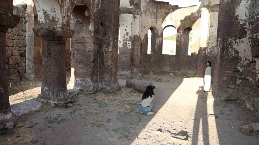 Aziz Gregorius’a İthafen Yaptırılan Bin 500 Yıllık Kızıl Kilise Ziyaretçilerini Ağırlıyor