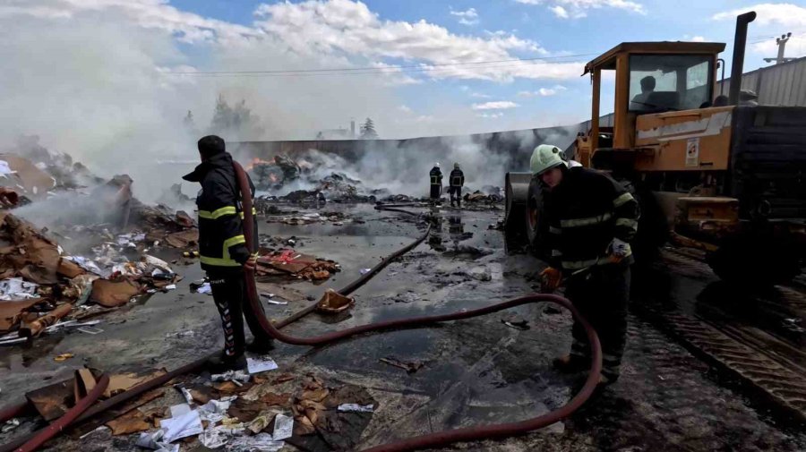 Aksaray’da Geri Dönüşüm Tesisinde Yangın Paniği