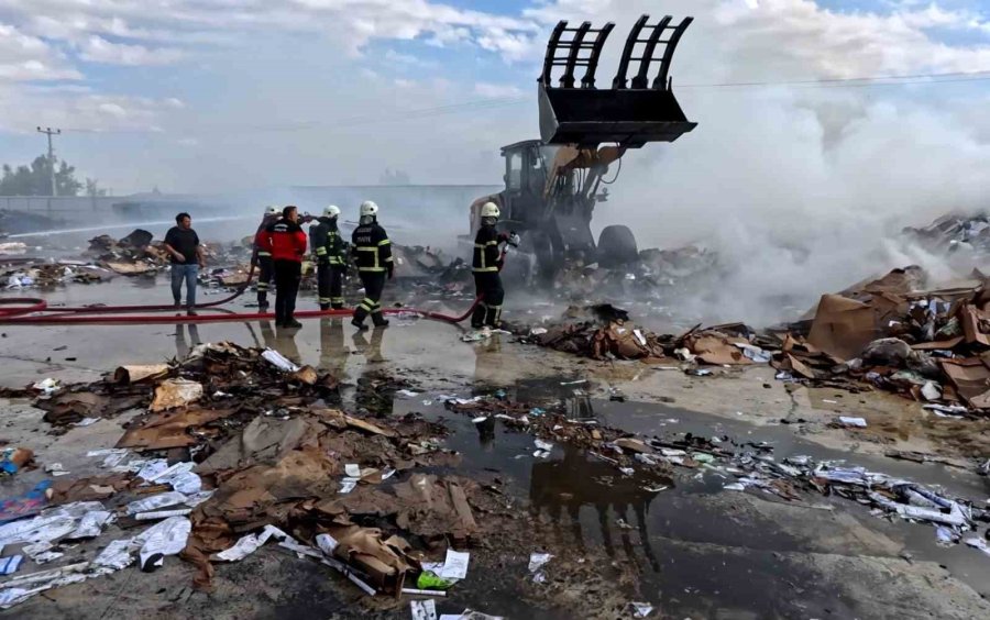 Aksaray’da Geri Dönüşüm Tesisinde Yangın Paniği